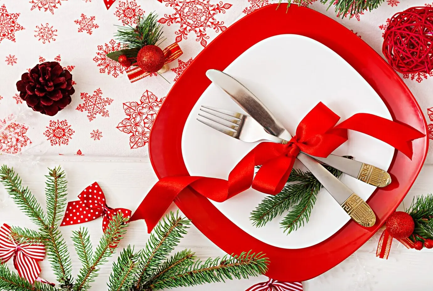 Traditionelles Geschirr auf einem Weihnachtstisch. Draufsicht. Vogelperspektive.