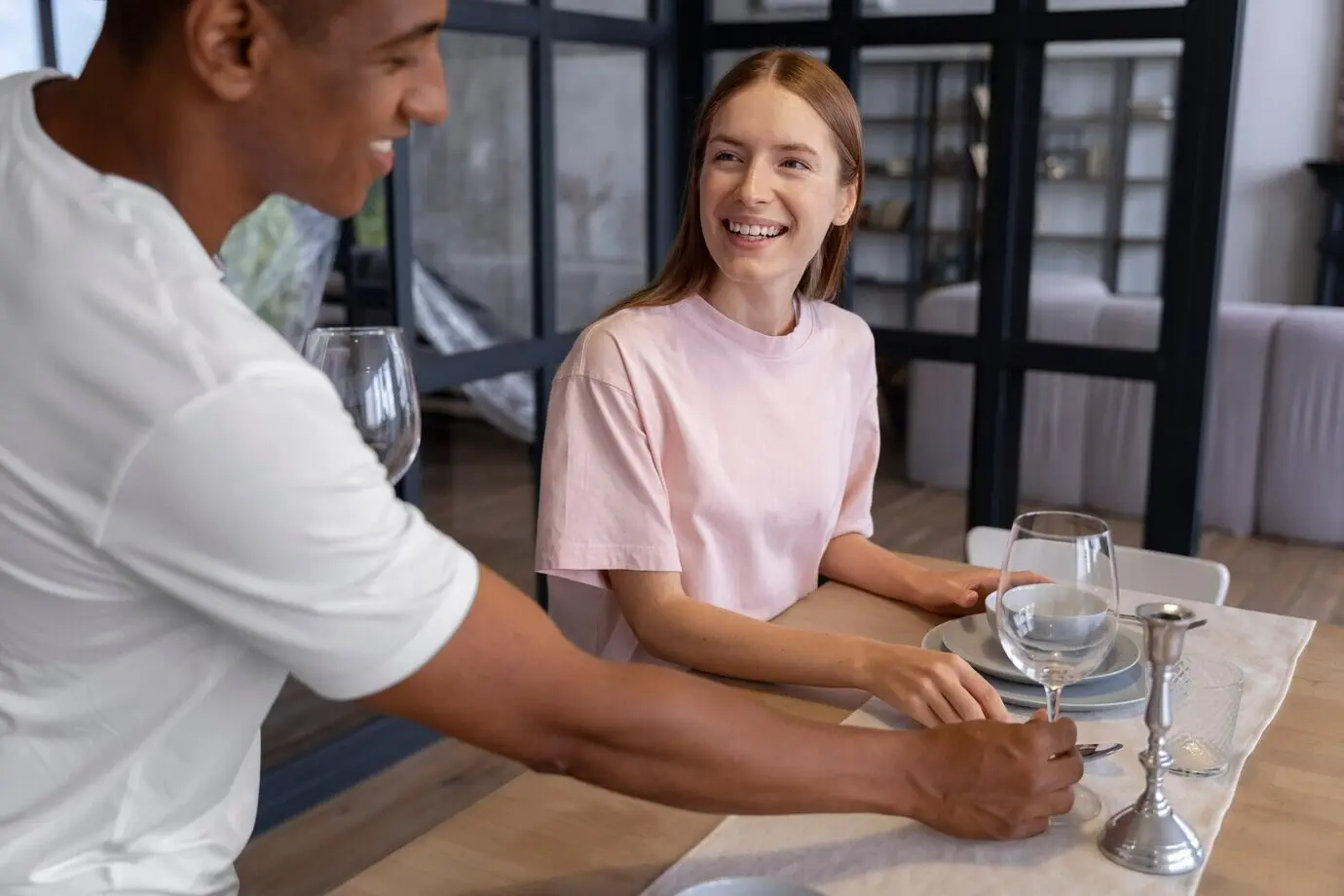 Nahaufnahme von Menschen, die es zu Hause gemütlich machen